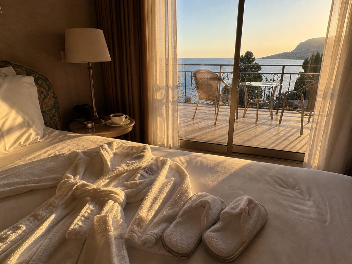 Otel suite balkonu, sahil manzarası ile rezervasyon hazırlığı